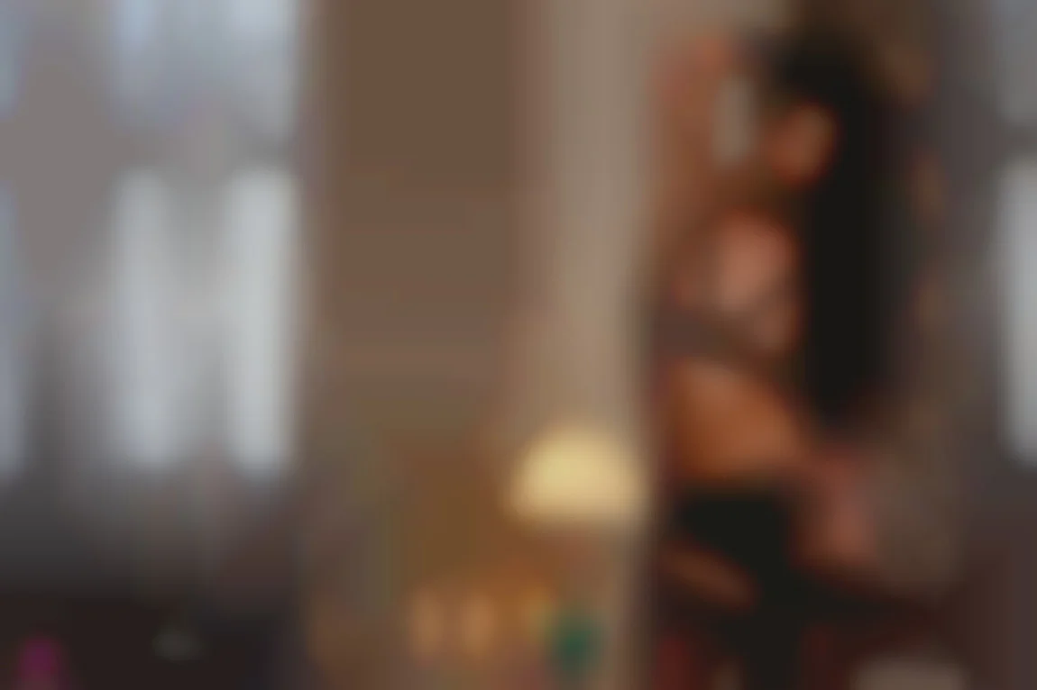 LUXURE - Alexa Tomas se soumet à 2 hommes