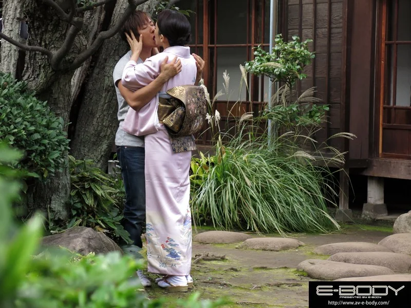 Fully Ripe: The Irresistible Allure of Japanese Mature Women