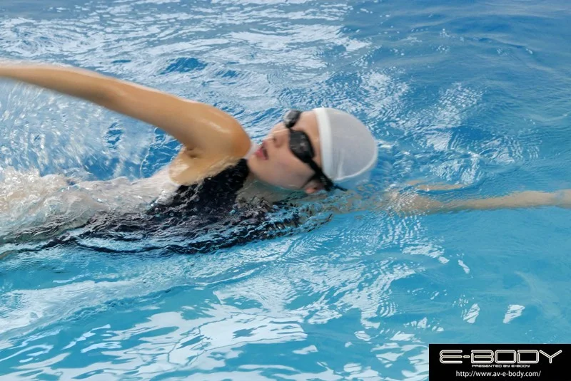 National-Level Competitive Swimmer Makes Her Exclusive E-BODY Debut with a Powerful, Sculpted Body