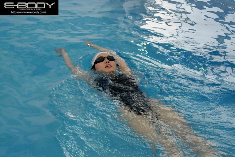 National-Level Competitive Swimmer Makes Her Exclusive E-BODY Debut with a Powerful, Sculpted Body