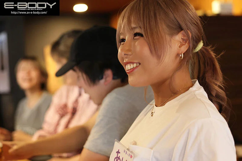 日焼けアトが激シコなぴちぴちこんがりG乳 巨乳すぎる看板娘 最後の平成ギャル 愛那あい(25) 実家のお店を話題にしたくてやっちゃえ精神でAVデビュー