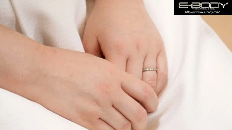 「老公、Yuuta，對不起，媽媽也是女人……」無性生活婚姻中的年輕巨乳人妻趁老公照顧孩子時出道 Ayase Yuno 25歲