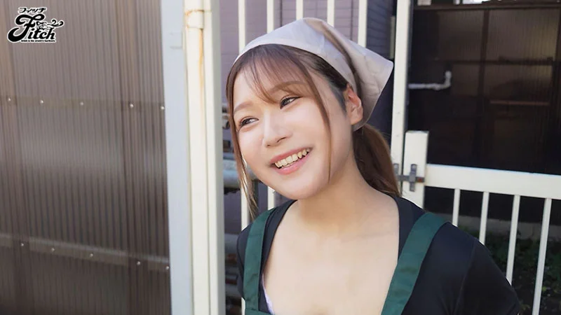 ハニカミ笑顔と愛情たっぷりのお弁当屋さんが美巨乳尻を全開！潮吹き絶頂中出しAVデビュー
