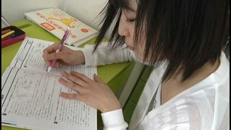 つるぺたパイパンの成人生徒が家庭教師を誘惑する 秋山彩