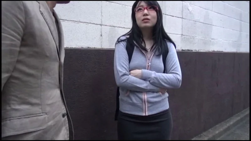 ジム帰りのノーブラ人妻に「あなたの晩御飯見せて下さい！」とお願いし、自宅に上がり込む。 西口あられ