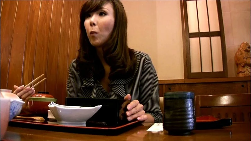 Local Housewife Eager to Make Porn: Hitomi Hoshino