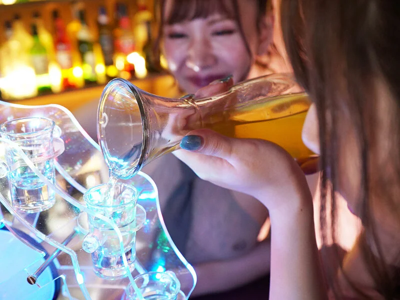 男の娘ガールズバー！聖水、ザーメン飲み放題、超ハーレム4P SEX!