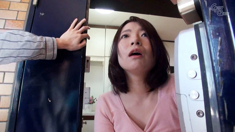 突撃訪問SEX！ビビッと即ハメで午前中にスッキリ！朝しか自由のない専業主婦の家を訪ねて中出ししたら即退散！2