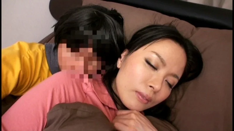 「巨乳熟女の隣に住むマセた成人男性の視線」佐藤みき