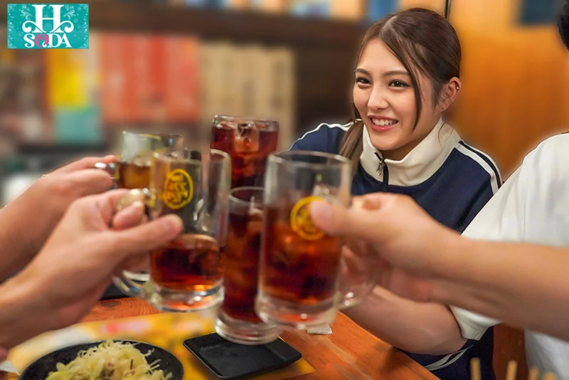 平常看起來很活躍的女職員，但喝醉酒後會進行令人興奮的性愛，並以AV出道。