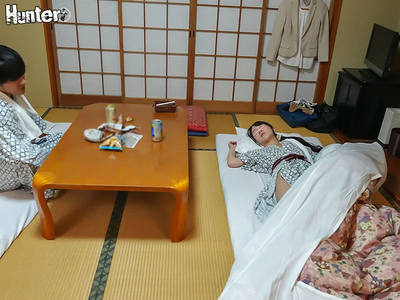 朝起きたら、部屋には浴衣がはだけた女上司！いつも横柄で説教ばかりなのに、なぜか甘えてきて……。出張先の宿で女上司と相部屋に！この日も説教され、酒を飲みまくって泥酔。そして朝起きると、隣には浴衣から胸やお尻がポロリした女上司が！?