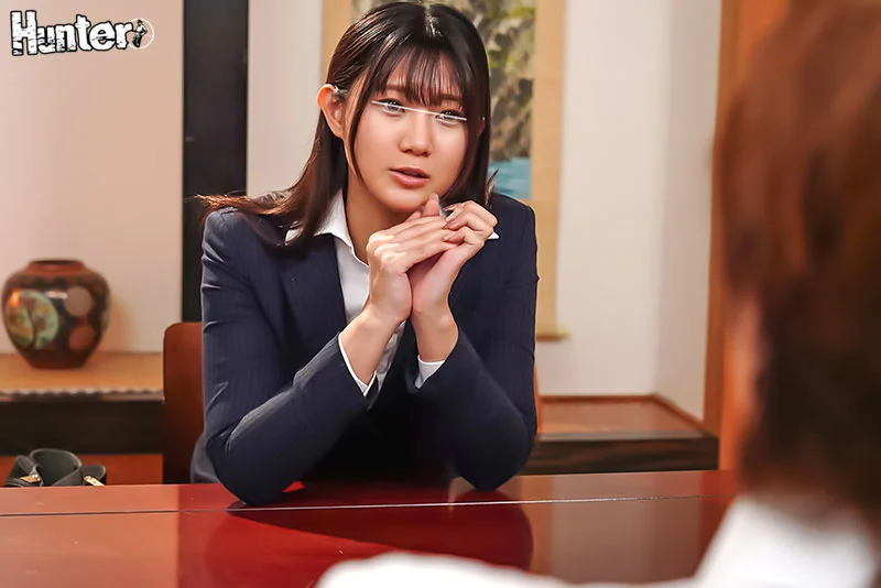 出差訂房出錯，和一本正經的同期女同事同住悶熱客房！喝醉後她突然撒嬌，汗濕浴衣下的胸和內褲全看光了