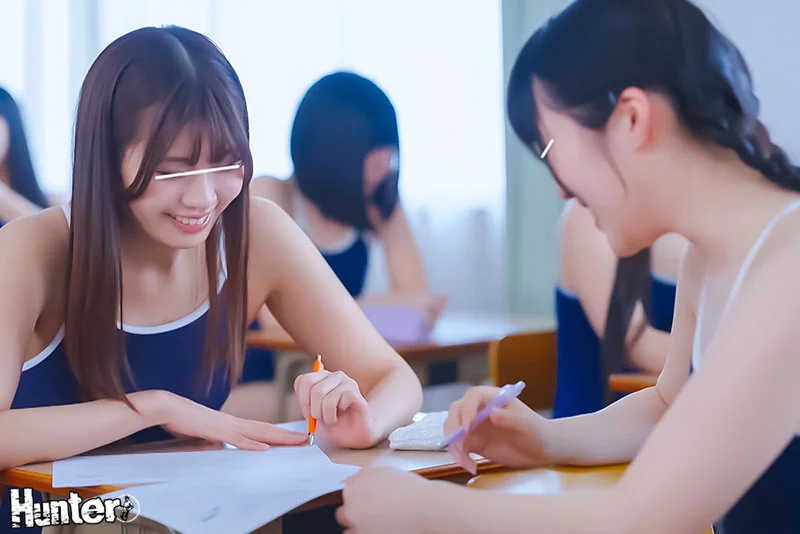 成年女學生角色扮演：穿學校泳裝上學、上課、玩鬧和做愛成了日常