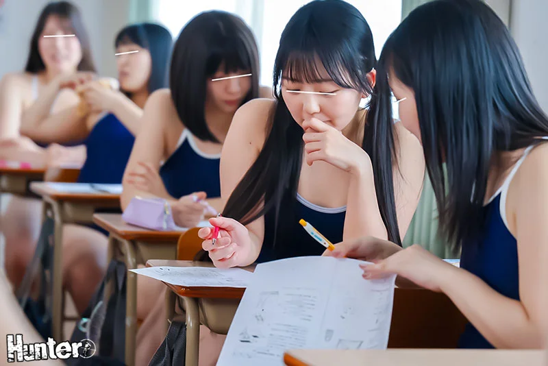成年女學生角色扮演：穿學校泳裝上學、上課、玩鬧和做愛成了日常