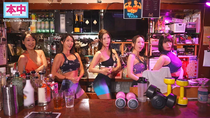 肌肉女孩酒吧裡腹肌發達的女孩們會趁我工作時偷偷強姦我，用活塞讓我一次又一次射精，給她們的屁股加壓，讓我在中出後得到淫穢的感覺。