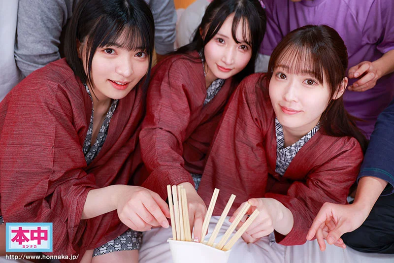 修学旅行で女子3人部屋に招かれて男女でちょっとHな王様ゲーム！！だけでは終わらなかった…！ 男は僕ひとりだけのハーレム逆4P中出し（筆おろし付）修学旅行