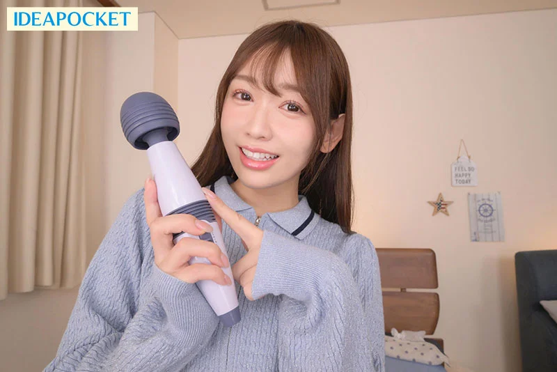一個對性很感興趣的製服女孩用她聽話的弟弟作為實驗......用他年輕的雞巴感受它