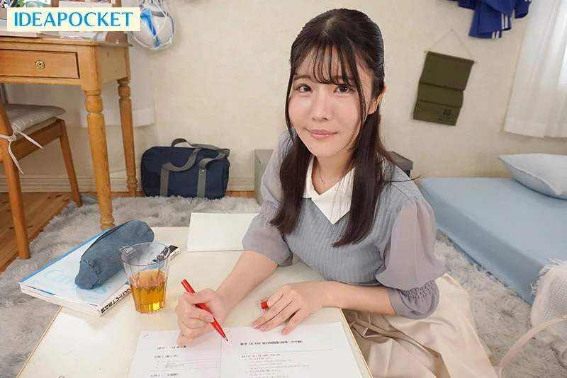 第一次来得太突然：衣服弄脏后她当场脱下，成熟女人的身体美得让我看呆。我决定把处男之身交给文静的家教美樱老师