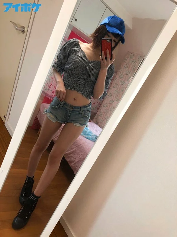 It looks great in a belly button outfit! She's making her AV debut as a super slim, beautiful butt reading movie who lives in Kansai!