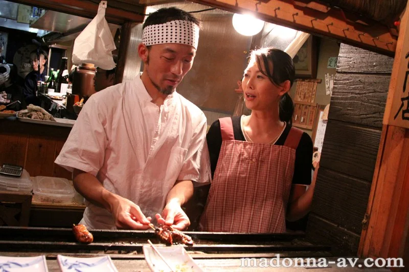 焼き鳥屋のエロ奥さん