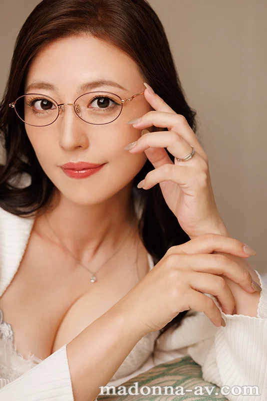 Still Under Ririko's Spell on Her Sixth Anniversary: Irresistible Wife Ririko Kinoshita Drives Every Man Wild in 18 Sex Scenes Across 630 Minutes