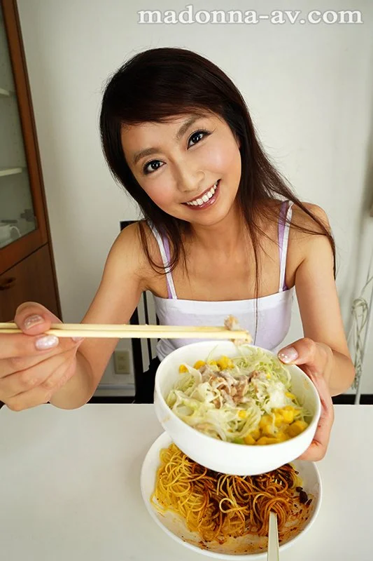 突然の事故で両手を怪我した不自由な僕を人妻生保レディが全て世話してくれる至れり尽くせり介護VR