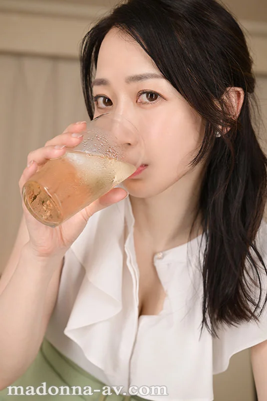 超高画質８K 打ち上げでウザがらみしてきた挙句酔い潰れた先輩の水戸さんを介抱中に酔った勢いで告白してしまった僕 上から目線で見下ろす顔面特化スパイダー騎乗位＆密着対面座位で温もりを感じながら朝まで中出し射精誘惑をしてくれた