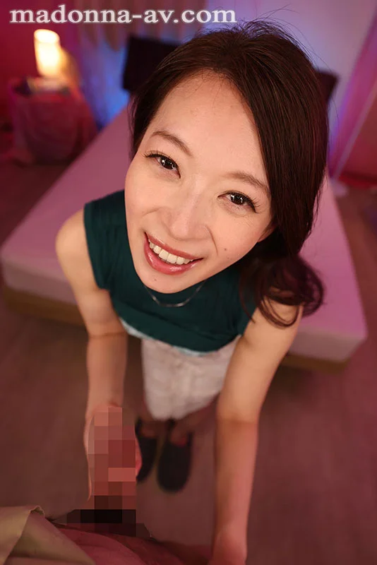初VR 三雲彩葉 年の差マッチングアプリで出逢った美人妻・彩葉さんを僕の若さと勢いで肉欲の虜にしてやろうと思ったら、逆にイカされまくり彼女との貪欲ナマ中SEXに沼ってしまった 超高画質8K