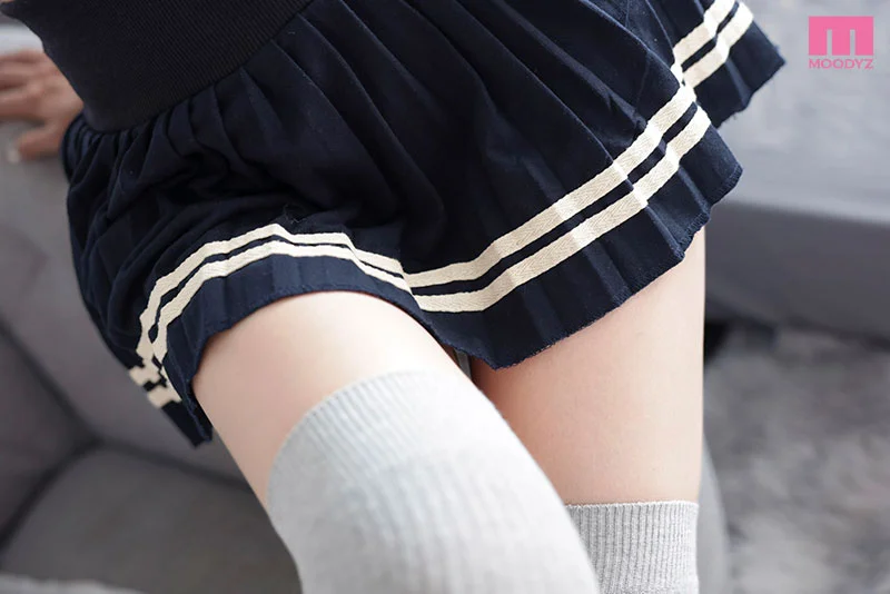 妹の不適切な絶対領域 ミニスカートとニーハイが織りなす永遠の17cm 太ももとパンチラのマリアージュ
