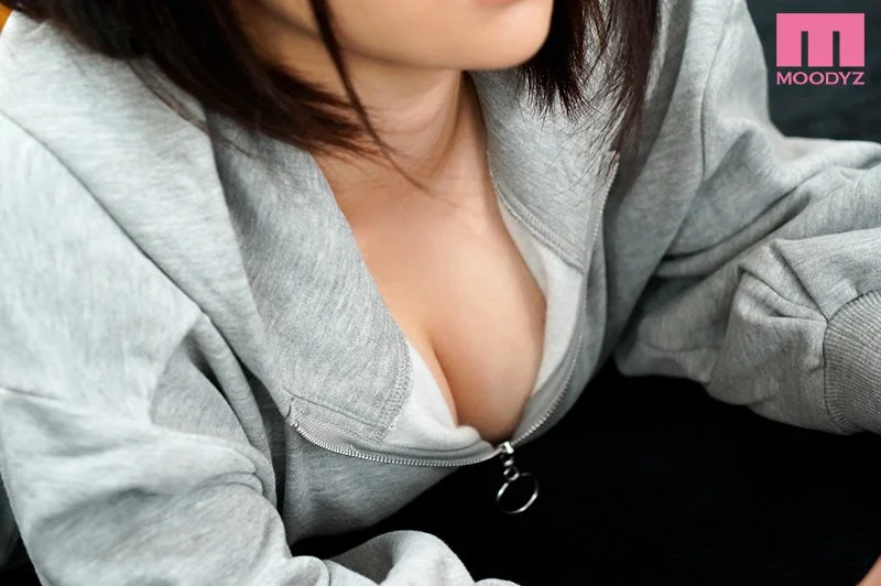 I found out that my childhood friend, who I had never thought of as a woman, had hidden big breasts, so I asked her to have sex on the spot.