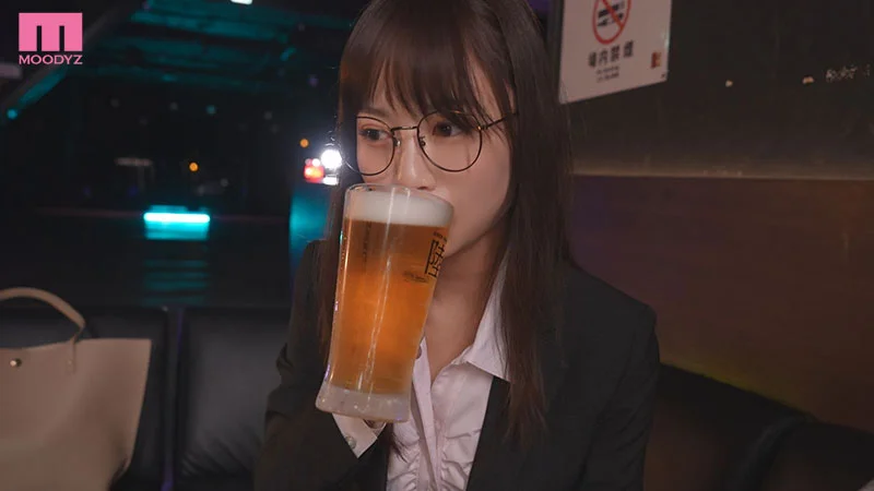 いつも地味メガネ女上司を酔わせたら…囁き誘惑キス魔になって何度も何度も勃起に持ち込まれ、飲めば飲むほど無限中出し！！