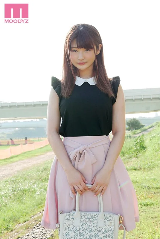 目前的女大学生，对大乳房有复杂的趣味，使她的AV首次亮相