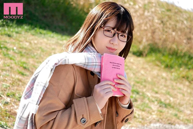 おっぱいはぜったいに隠したい女の子。Aカップ微乳下半身はムチムチ豊満美少女AVデビュー