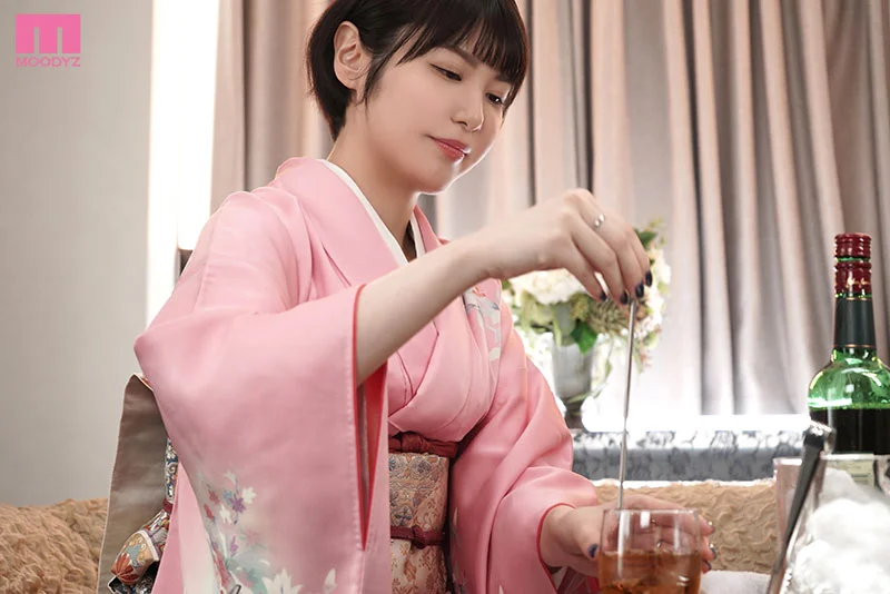 Newcomer: Young Hostess from an Exclusive Roppongi Club Loved by Celebrities Strips Off Her Kimono for Her Porn Debut