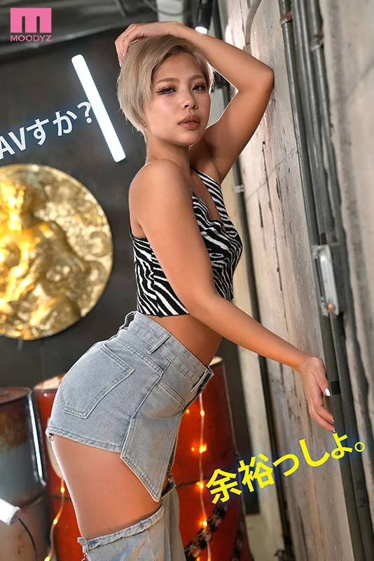 新人金发短发黑皮假小子辣妹被专业巨根彻底压服，高潮堕落后AV出道！