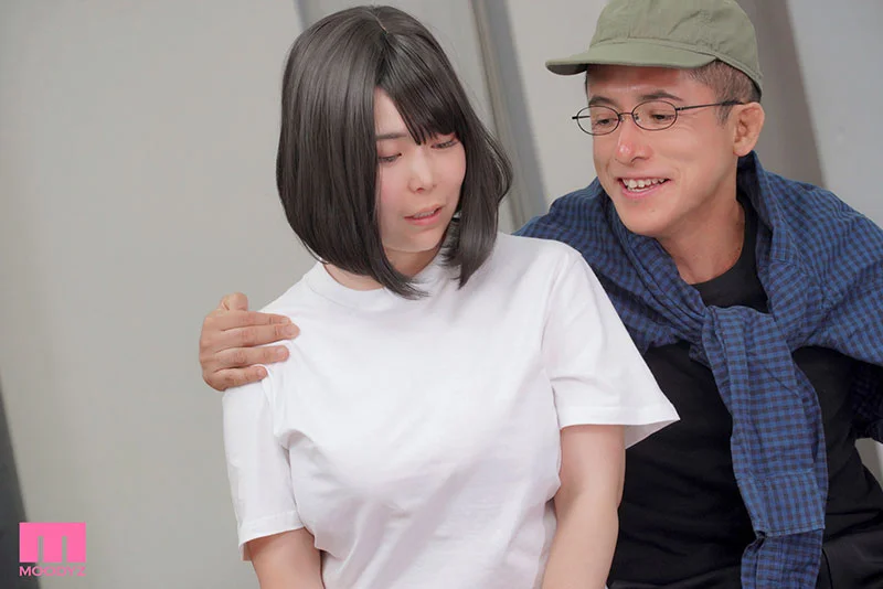 一個豐滿的女藝人是業內所有人的肉自慰者——真人版的故事講述了她如何涉足枕頭行業，把嘴巴、乳房和陰戶都用光了。