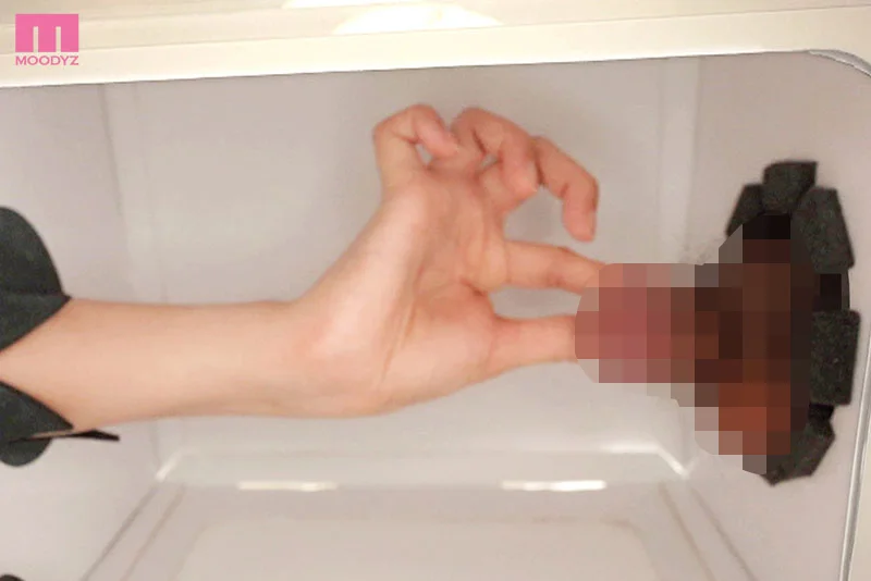 街行く成人女性にこっそりチンポを握らせ、無自覚羞恥手コキさせろ！ 箱の中身当てゲーム 成人制服女子役・OL・甘め衣装・女子大生・痴女など計8名出演