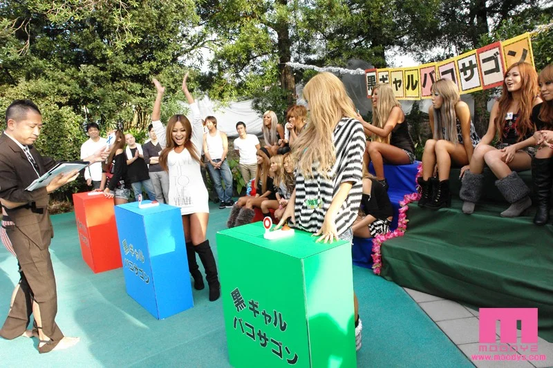MOODYZファン感謝祭 バコバコバスツアー2011 ギャルの超ハイテンション大乱交ジャングル!!