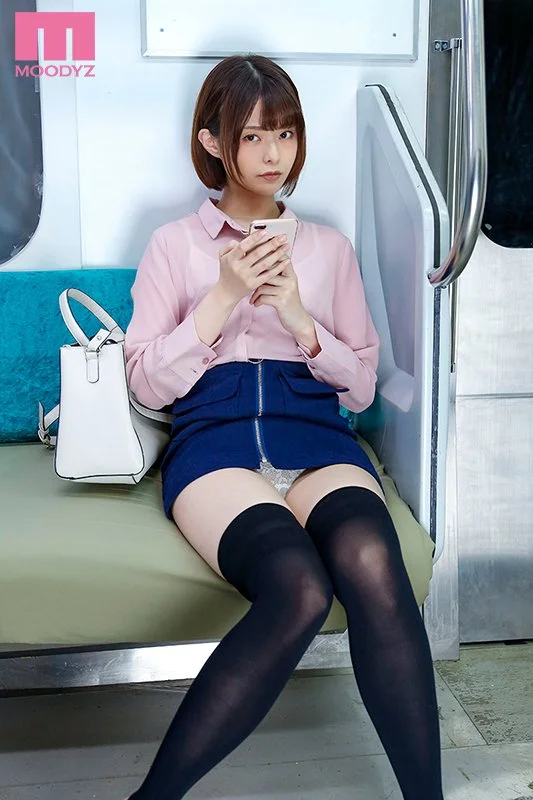 深夜2人きりの終電車両　ほろ酔いOLにパンチラ盗撮がバレていた！しかし見せつけ誘惑してくるので勃起チ○ポ出してみたらハメれた
