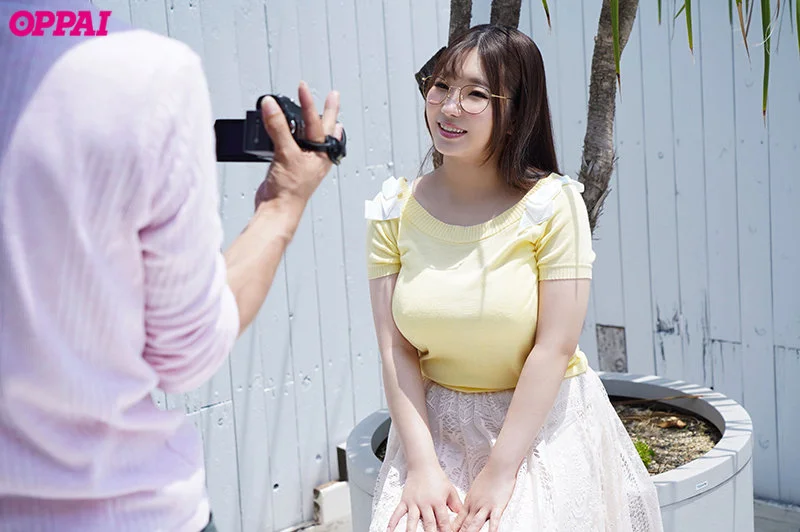 傳聞中的眼鏡爆乳成年女大學生首次遭遇追擊式大高潮，連續猛幹徹底覺醒
