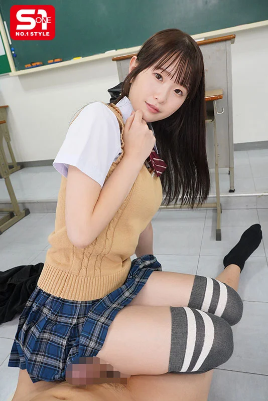 【絶対領域×ニーハイ】太ももチラ、ハミ尻チラ、パンチラで挑発してくるちょっぴり生意気おませな後輩に股下75cmの長身美脚でシコシコ弄ばれる！