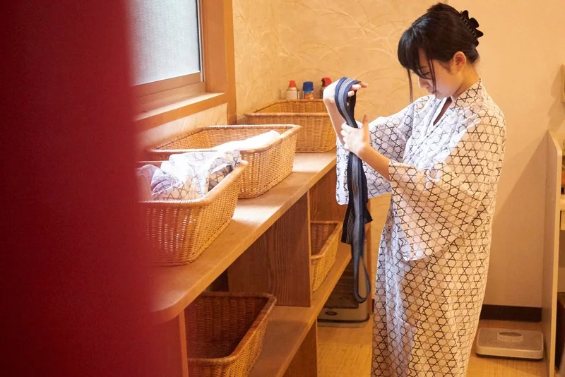 Hinano Kamisaka 任你擺布的溫泉旅行