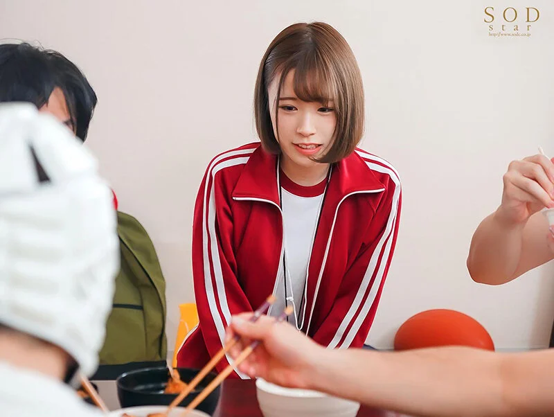 盛夏集训与壮硕橄榄球队员同房……成年新人女队务浑身沾满男人体液，一晚两天被逼到不断高潮 真白美生