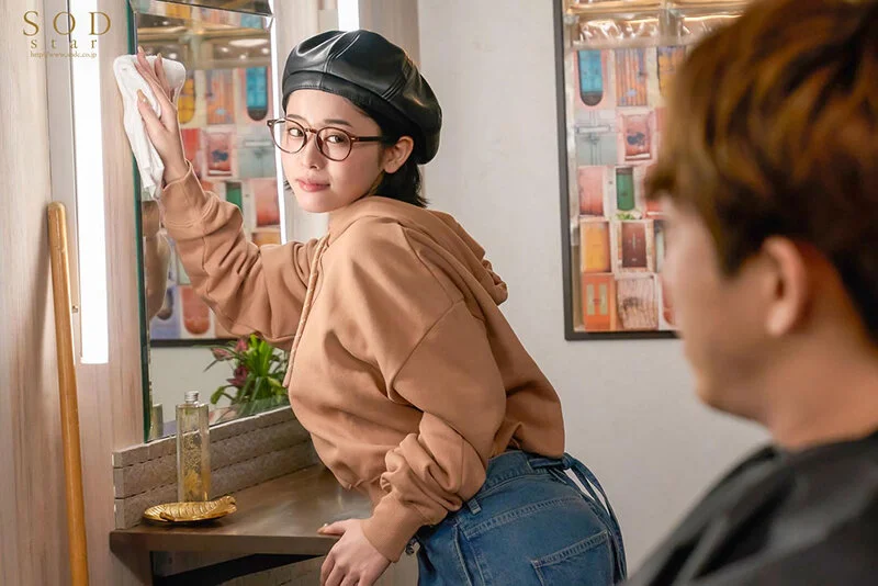 人気エロカワ美容師みなもさんは実はとんでもないキス魔。お客様をベロチューで誘惑しまくり MINAMO
