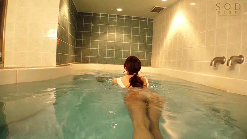 Momo Aoki Reunites with Her Ex After Three Years, Takes His Bare Cock Without Foreplay, and Fucks for the Full Three-Hour Hotel Stay