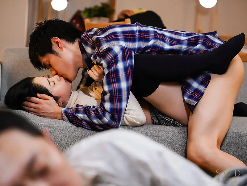 宅飲みNTR ヤリチン男たちが計画したサークルの宅飲み。酔いつぶされた彼女は僕の目の前で輪姦レイプされて、みんなに中出しされていました。 MINAMO