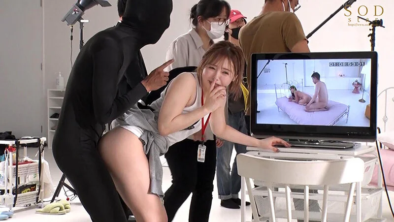 小仓由菜到SOD总部体验一日助理导演，在熟人访客面前全程被插着完成羞耻工作