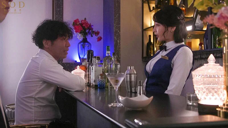 A Seductive Bartender's Incredible Tongue Makes Him Forget His Wife and Children and Give In to Creampie Sex — Hibiki Natsume