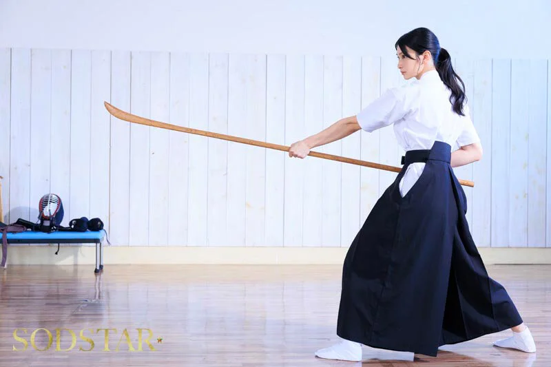 凛とした美しき薙刀剣士と密かに恋焦がれていた僕の童貞喪失物語 本庄鈴【特典映像収録】