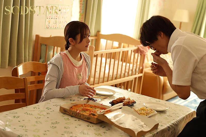 妻儿回老家期间，和儿子的美女幼儿园老师 Hikari Aozora 秘密偷情，疯狂做爱一周